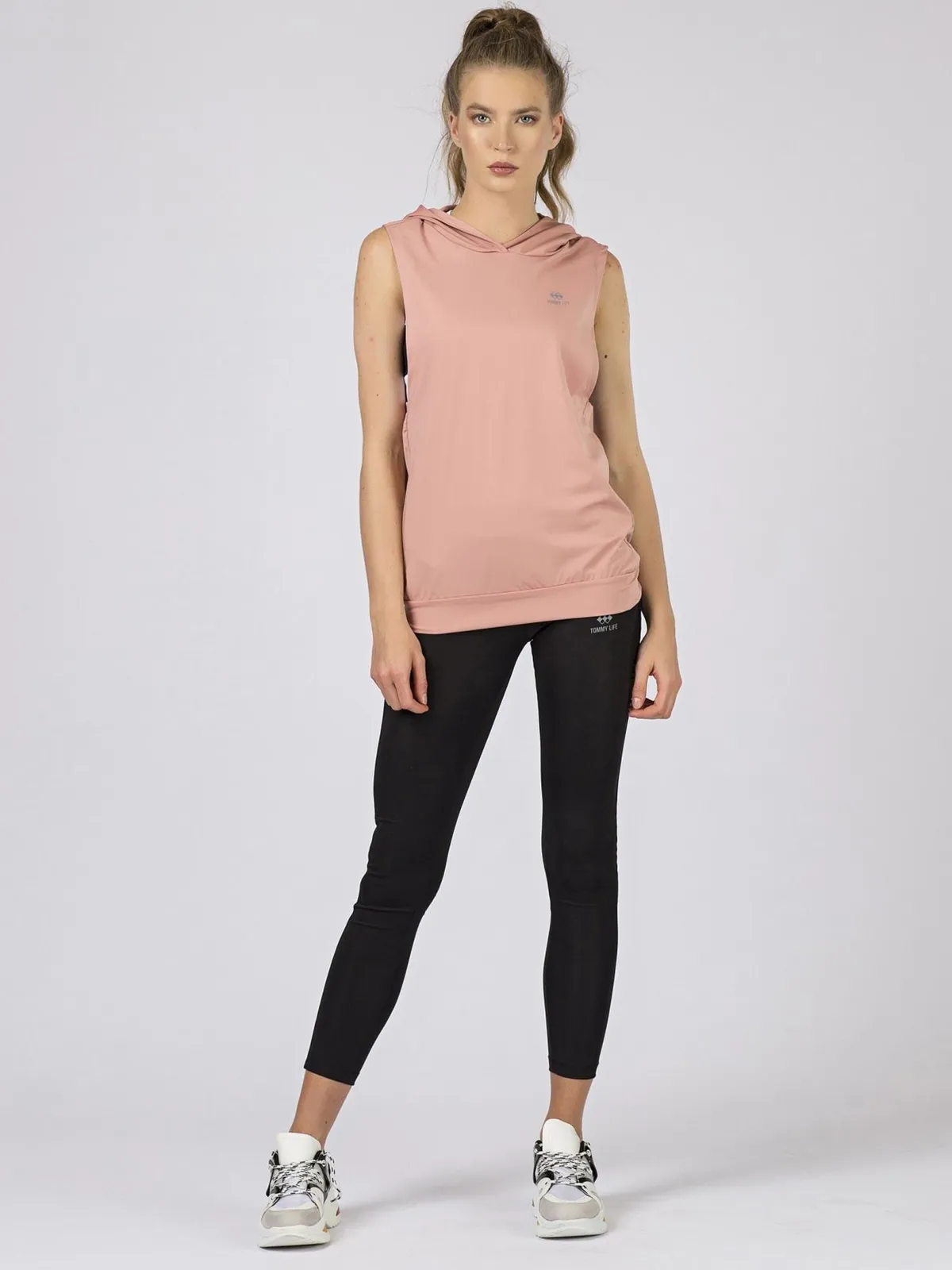 TOMMY LIFE Biała bluza z kapturem - zdjęcie 2