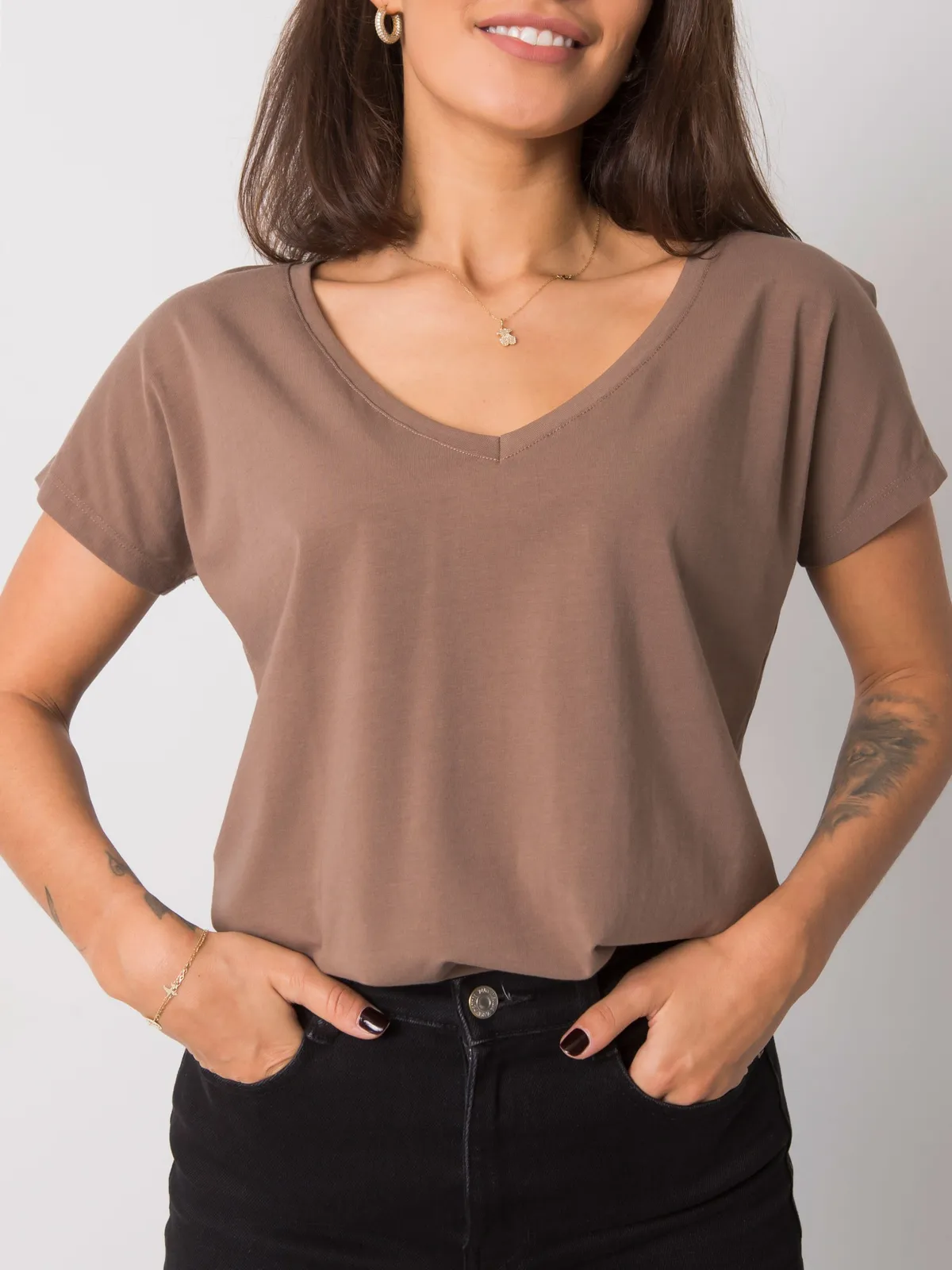 Bawełniany t-shirt V-neck kawowy - zdjęcie 1