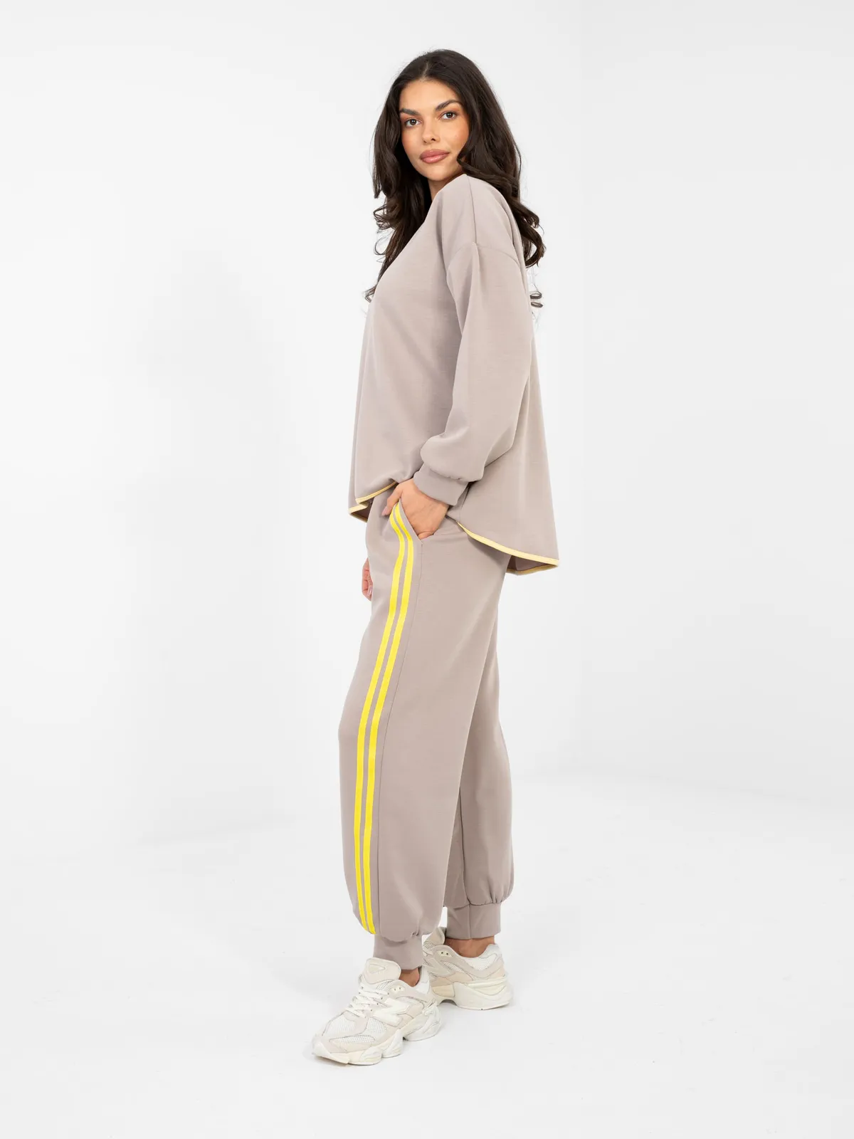 Sportowe spodnie dresowe z kontrastowymi lampasami - zdjęcie 1