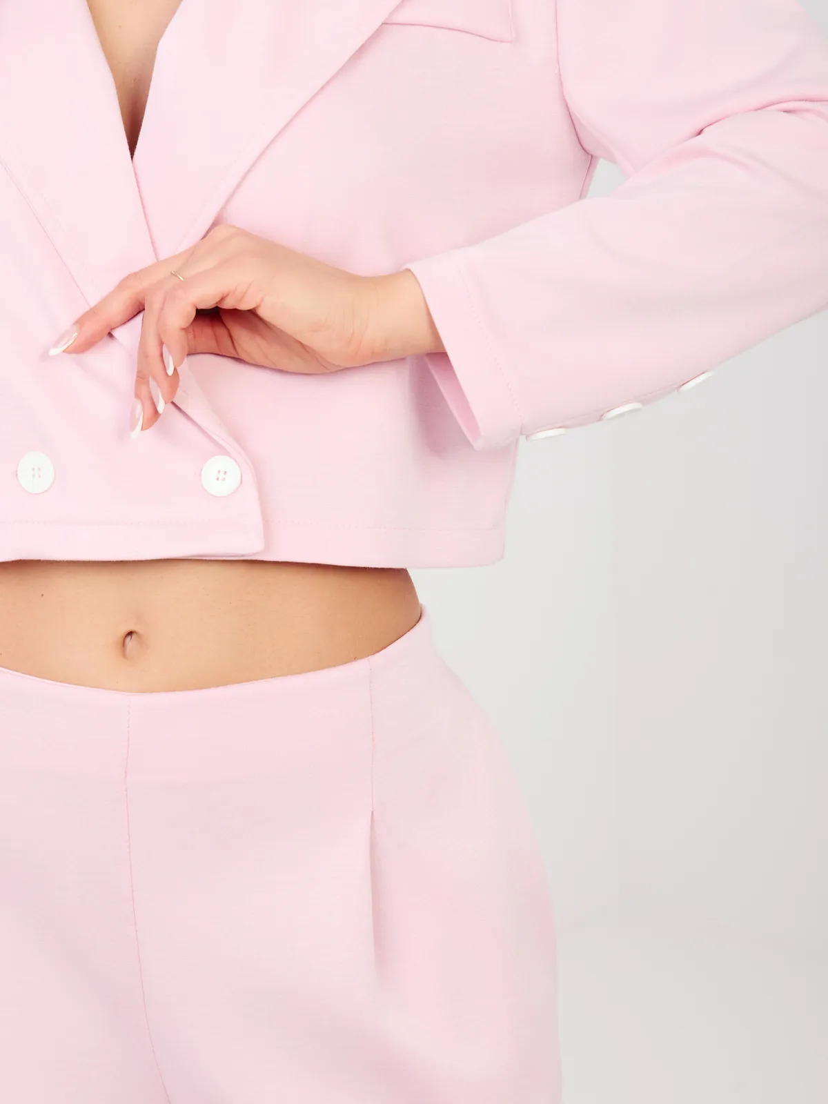 Krótki żakiet o pudełkowym kroju z klapami - zdjęcie 1