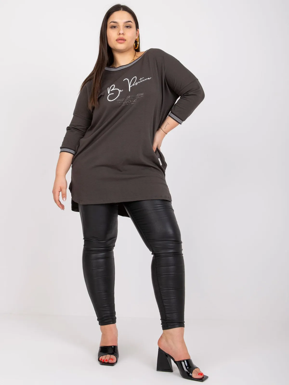 Tunika oversize z ozdobnym nadrukiem i kieszeniami - zdjęcie 1