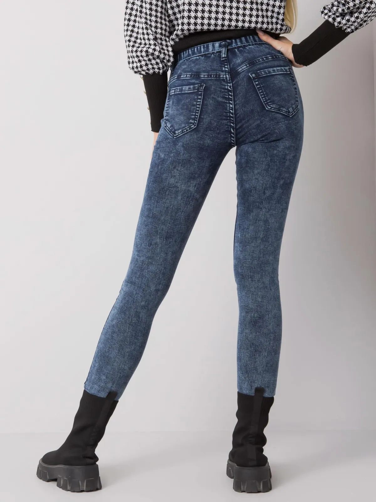 Niebieskie jeansy slim fit z paskiem - zdjęcie 2