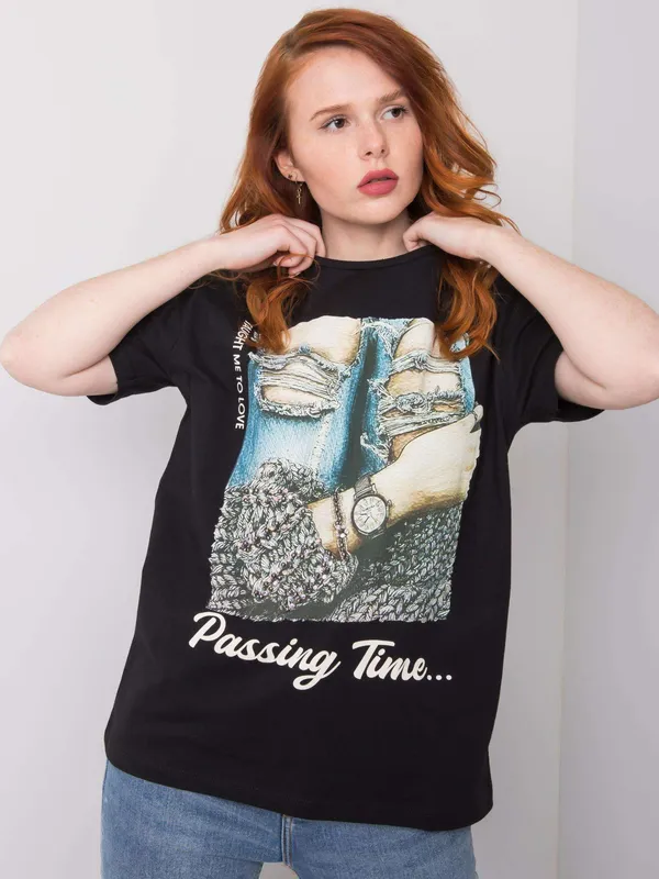 Czarny t-shirt z biżuteryjnymi aplikacjami