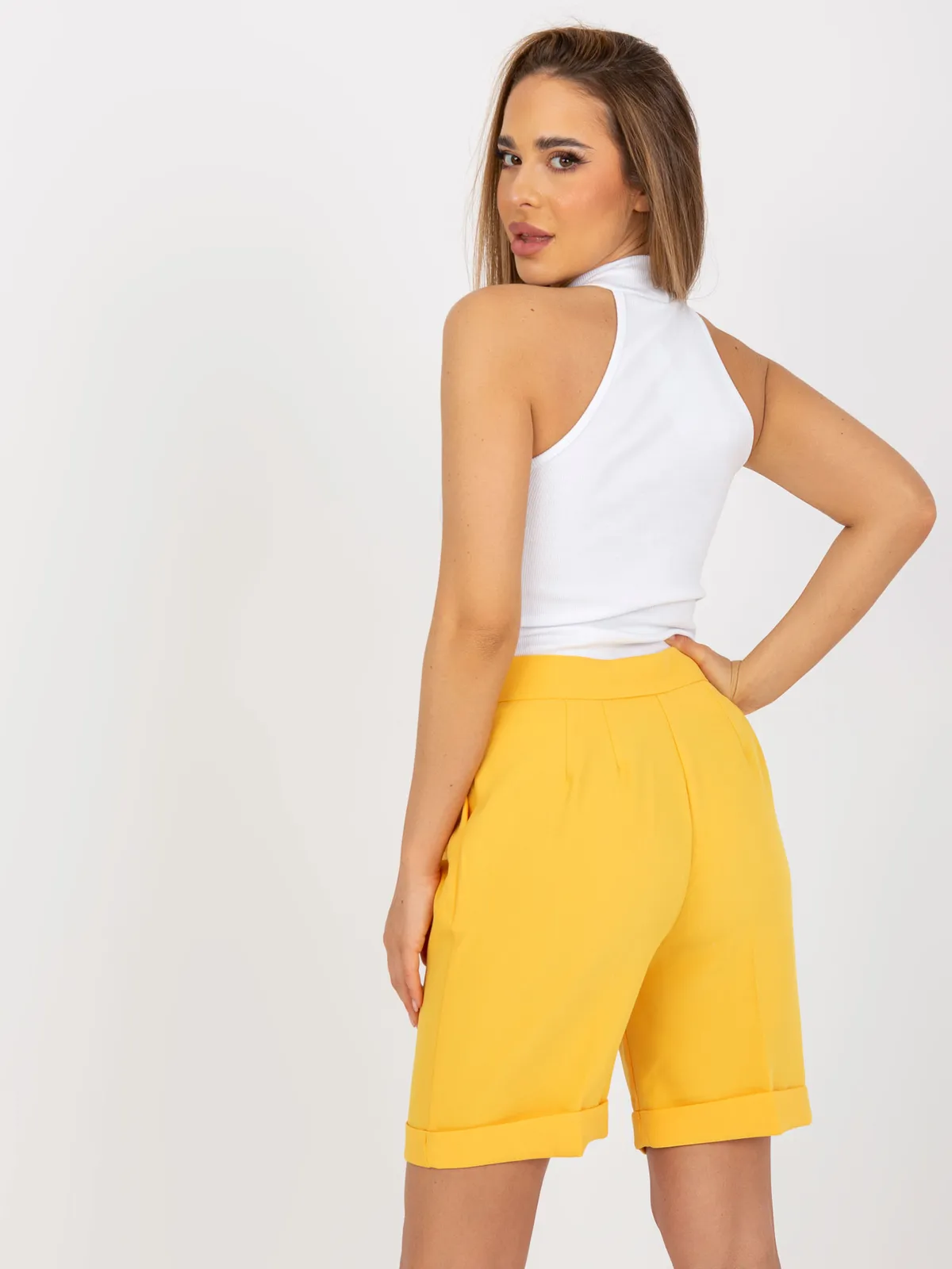 Dopasowany top z wysokim golfem bez rękawów - zdjęcie 1