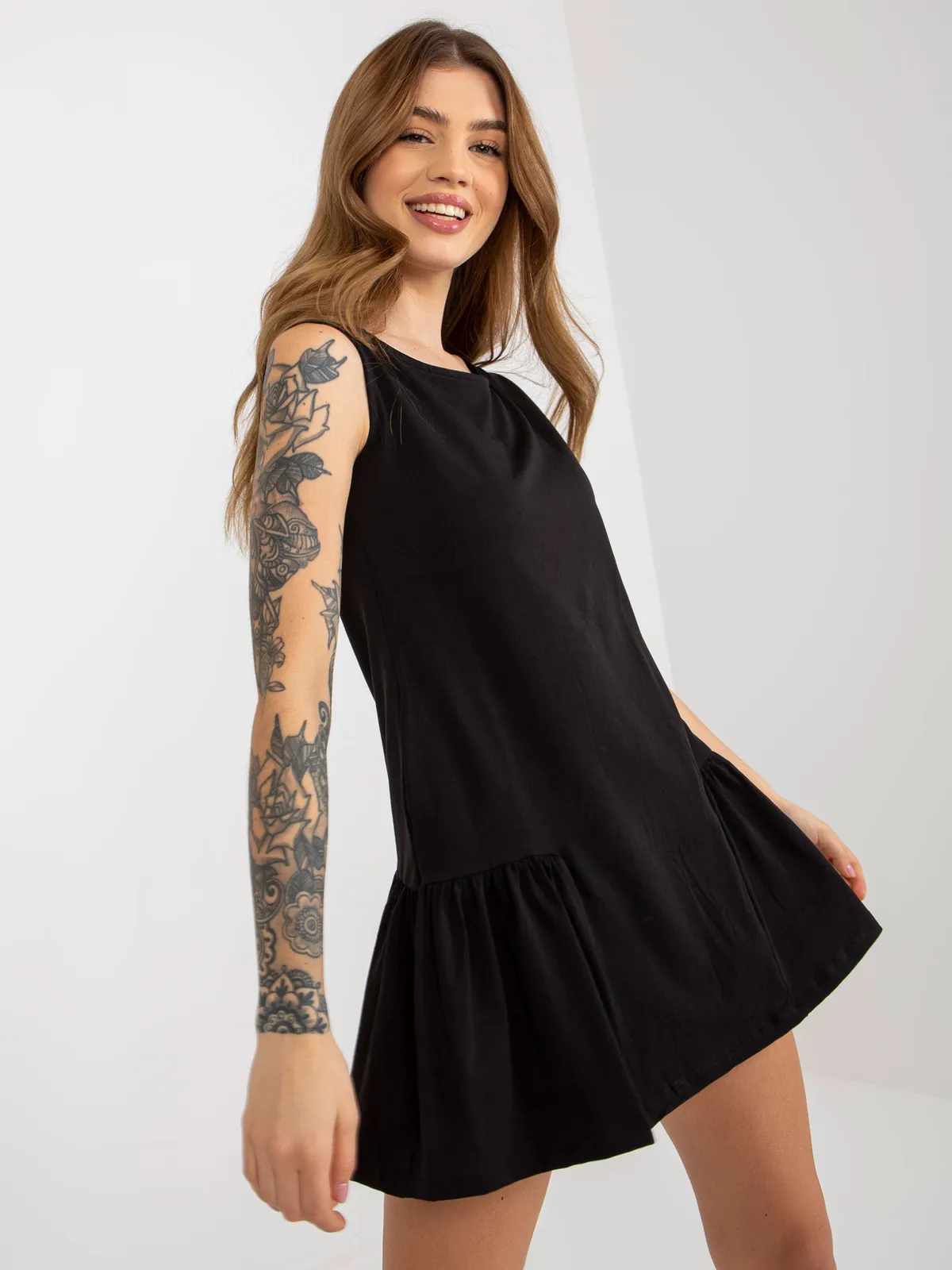 Zielona mini rozkloszowana sukienka basic z falbaną - zdjęcie 3