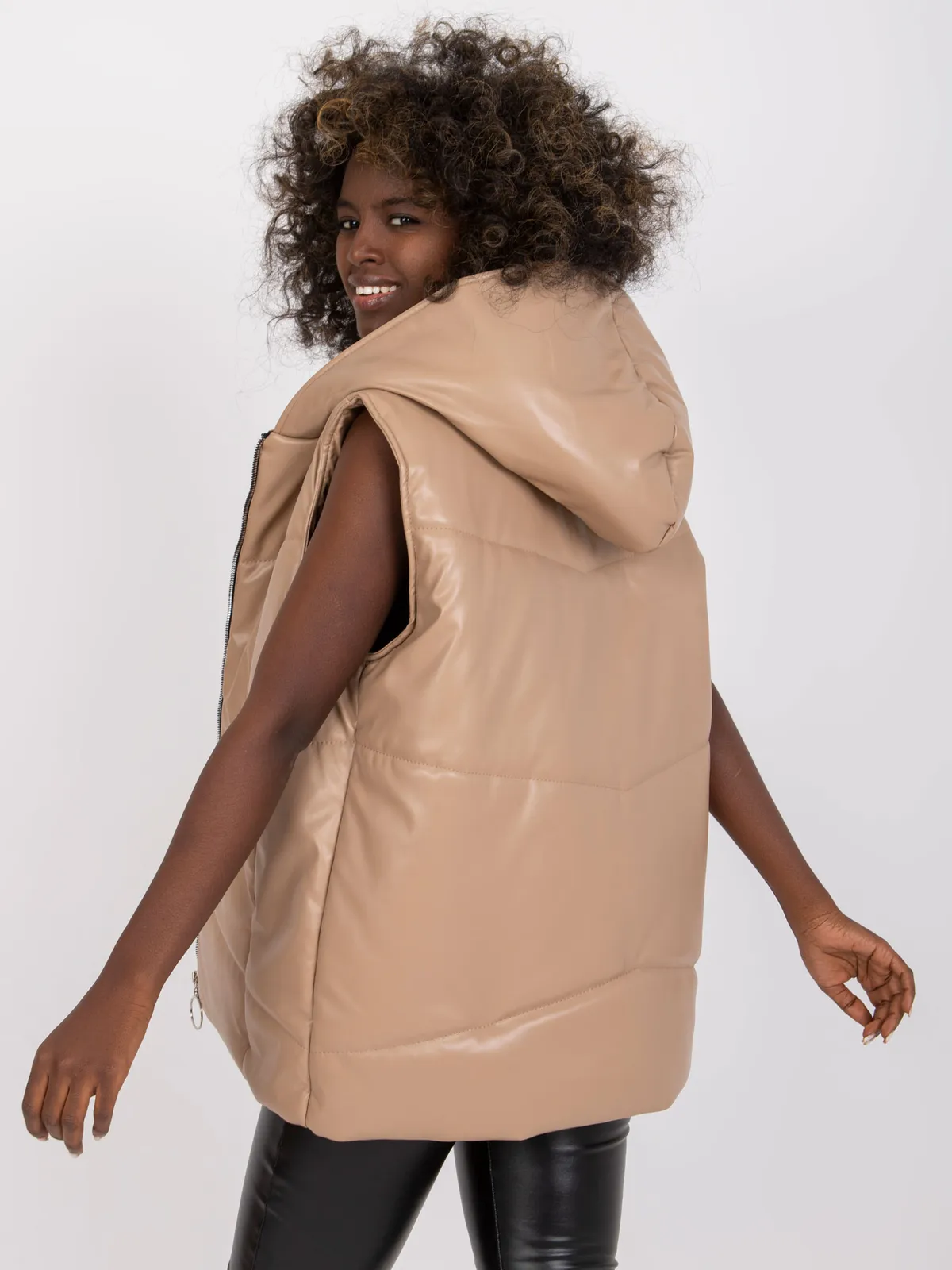 Pikowana kamizelka oversize z praktycznym kapturem - zdjęcie 1