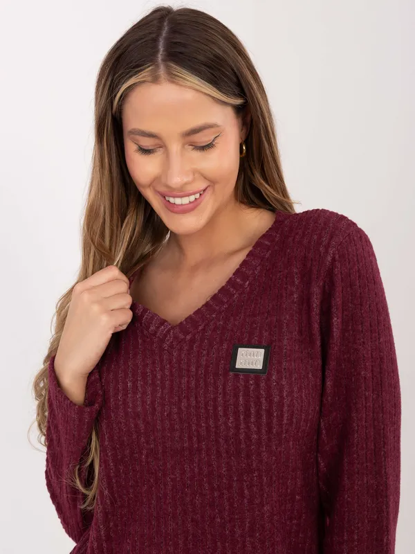 Sweter w prążki z dekoltem w serek - widok 2