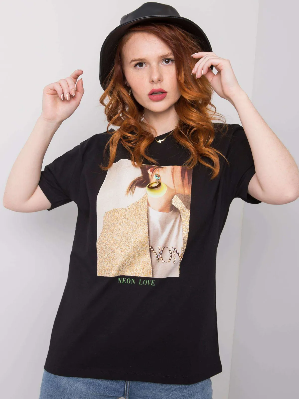 Czarny t-shirt damski z nadrukiem i aplikacją - zdjęcie 1
