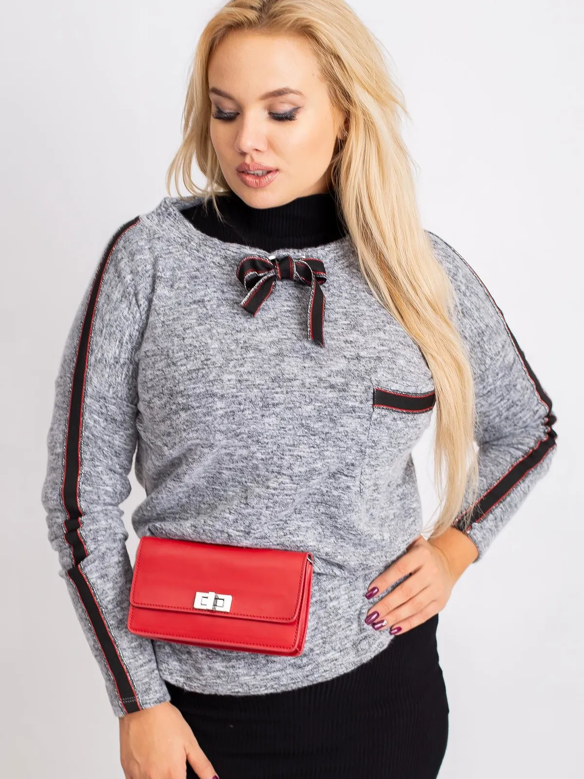 Szara bluzka plus size z lampasami - zdjęcie 2