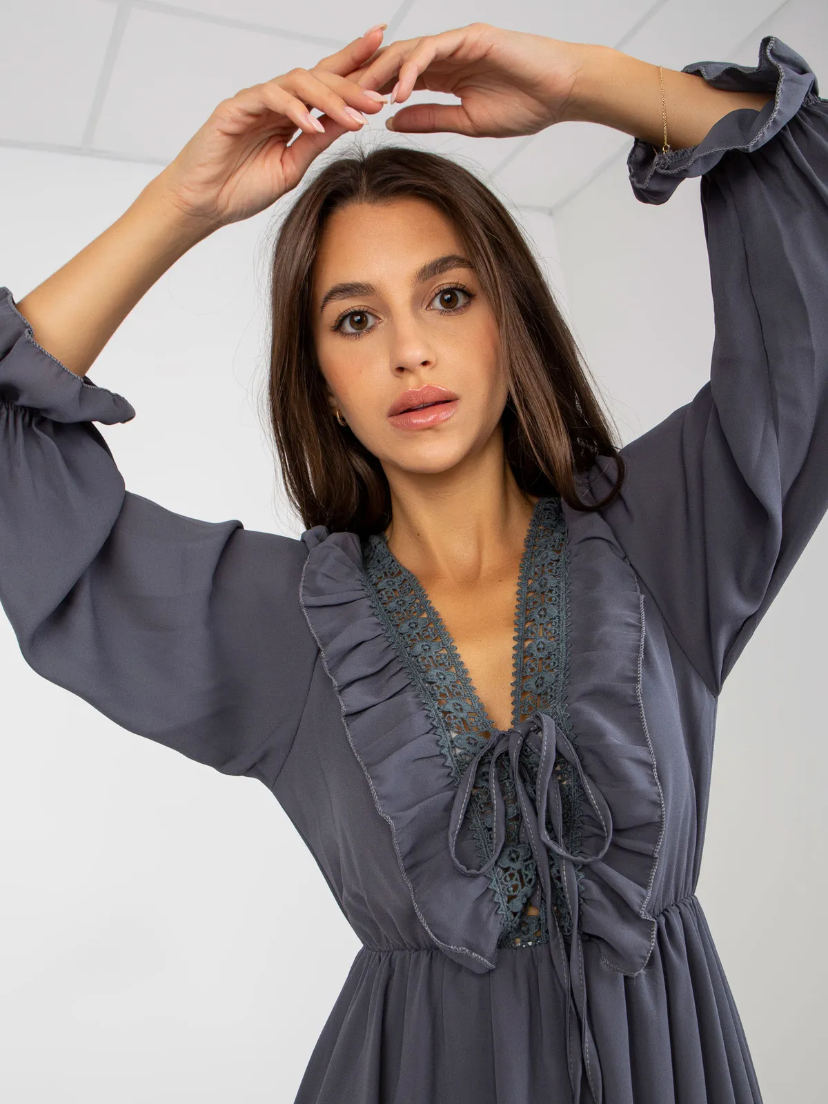 Beżowa mini sukienka z falbaną w stylu boho OCH BELLA - zdjęcie 5