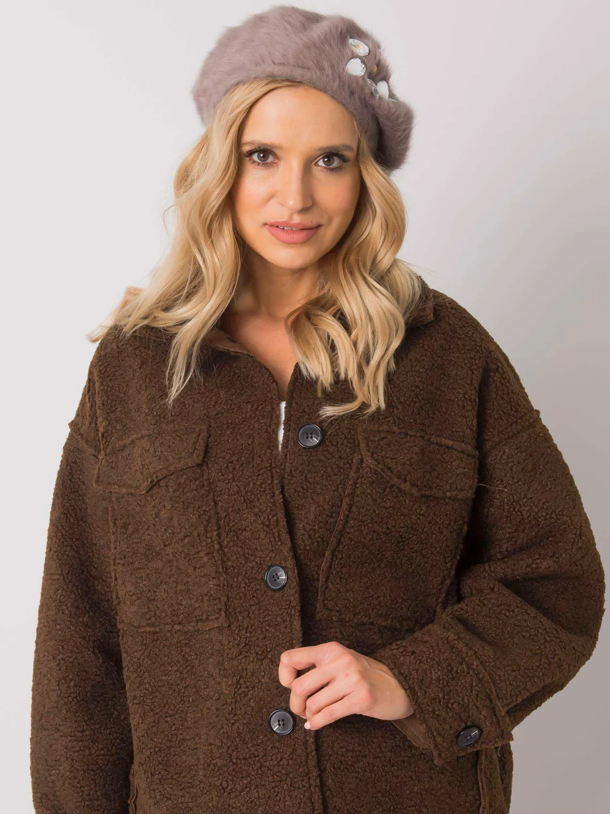 Ciepły beret z dekoracyjnymi kamieniami w stylu retro - zdjęcie 2