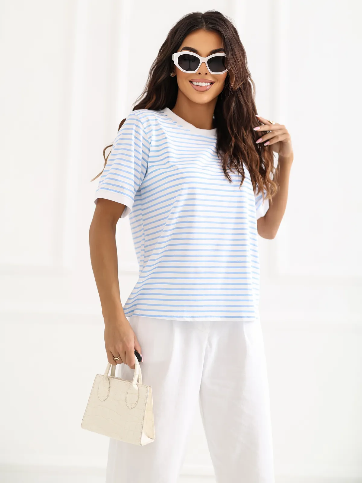 Klasyczny T-shirt w paski o luźnym kroju - zdjęcie 1