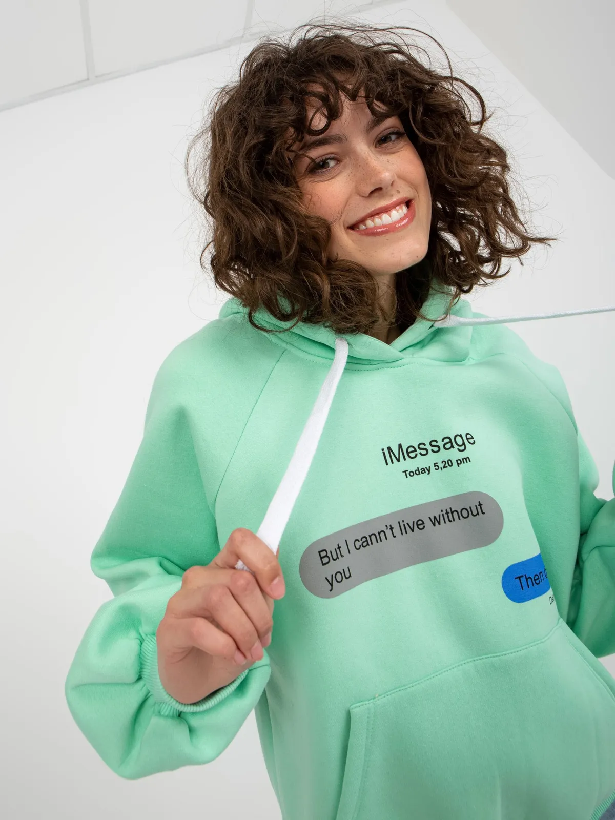 Jasnoróżowa dresowa bluza z nadrukiem oversize - zdjęcie 5