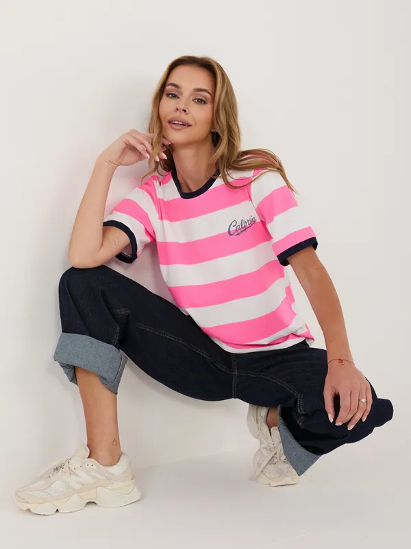 T-shirt w paski z kalifornijskim nadrukiem