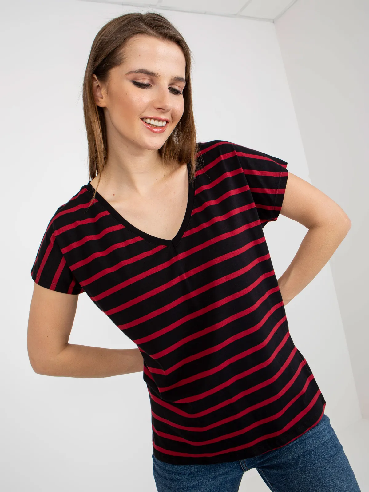 Czarno-czerwony damski t-shirt basic w paski z bawełny - zdjęcie 1