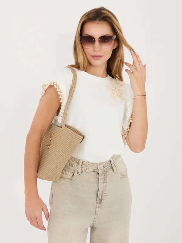 Romantyczna bluzka z ozdobnymi kwiatami i falbanami