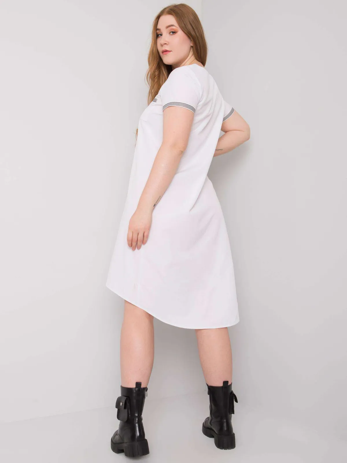 Czerwona sukienka bawełniana plus size - zdjęcie 4