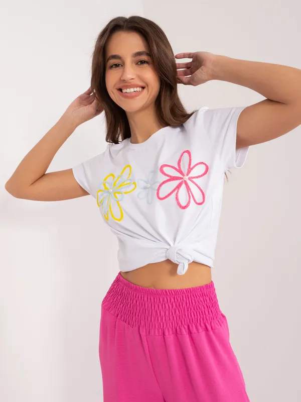 Casualowy T-shirt z kwiatowym haftem i perełkami - widok 2