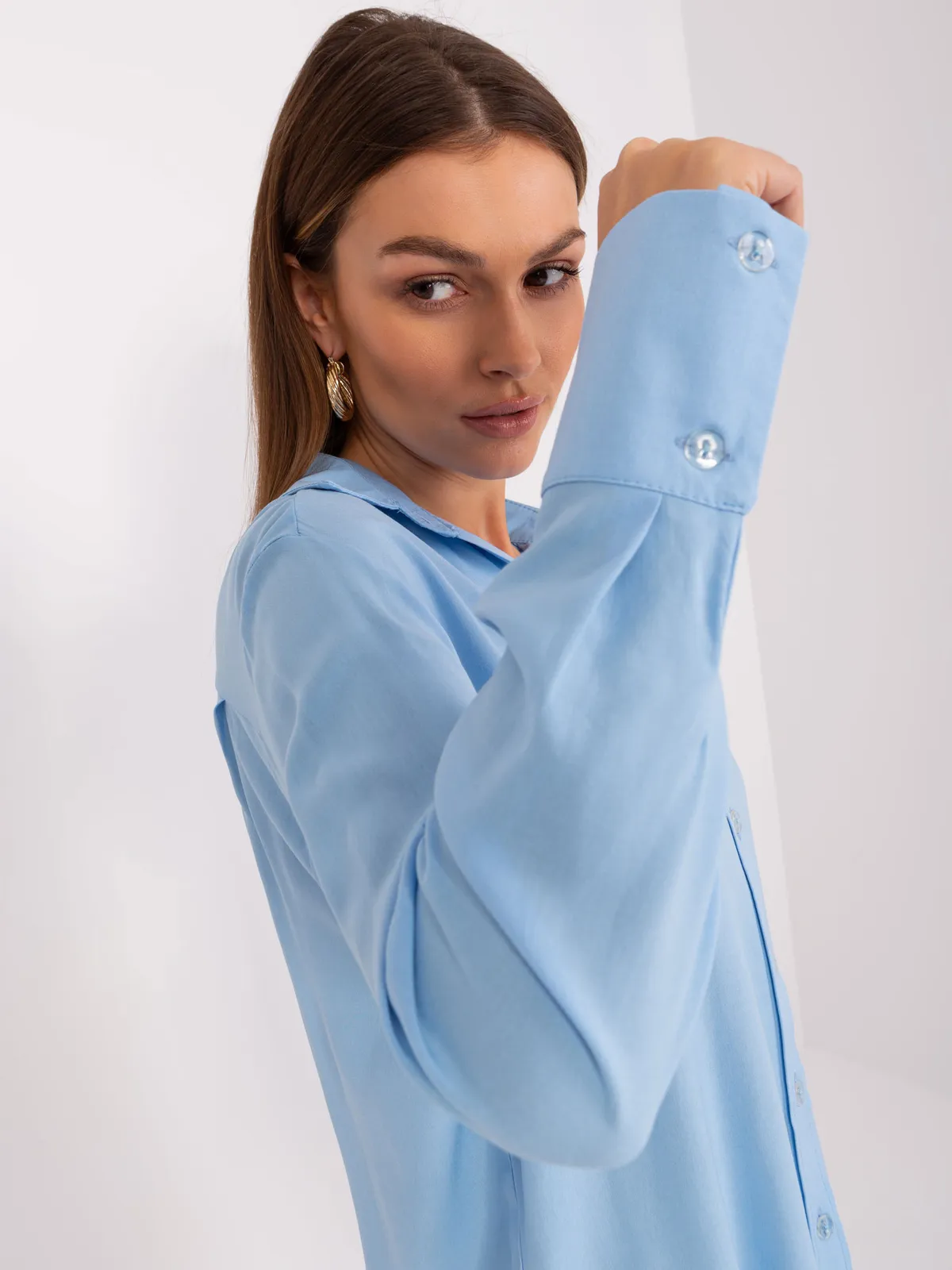 Klasyczna koszula o luźnym kroju z mankietami - zdjęcie 1