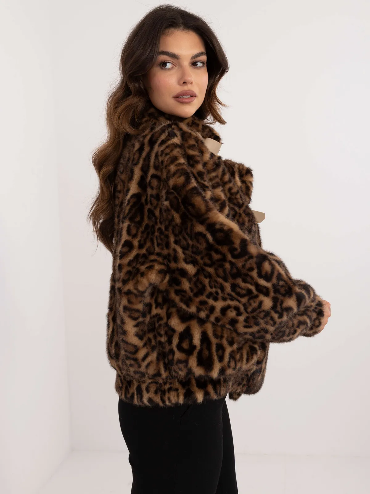 Krótka kurtka typu bomber z ozdobnymi klamrami - zdjęcie 1