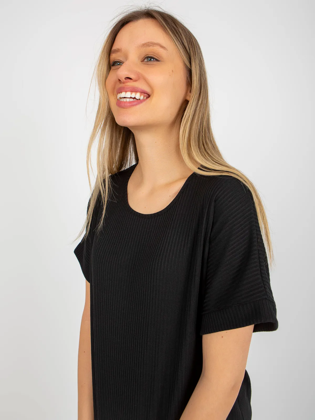 Czarna prążkowana bluzka oversize z krótkim rękawem - zdjęcie 2