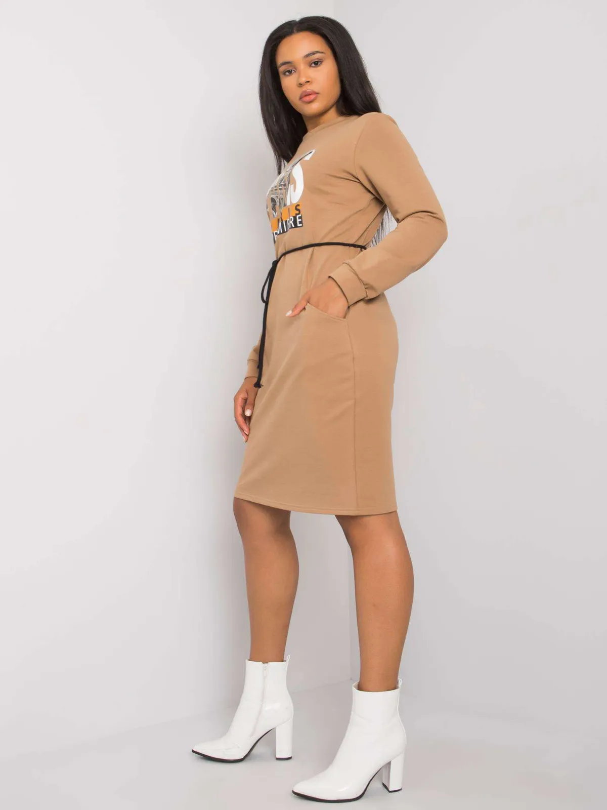 Zielona sukienka plus size z nadrukiem - zdjęcie 2