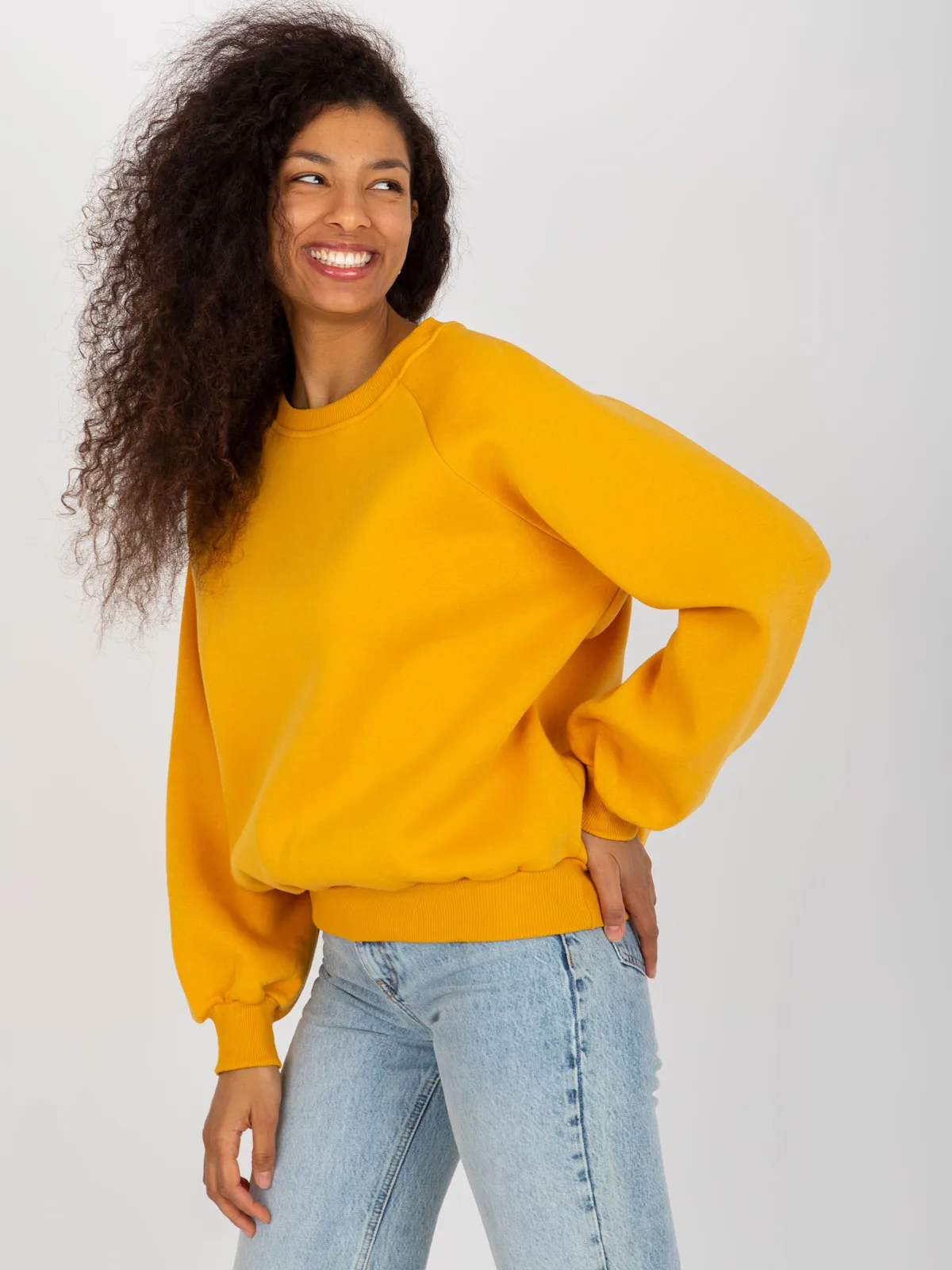 Fuksjowa dresowa bluza basic o kroju oversize - zdjęcie 3