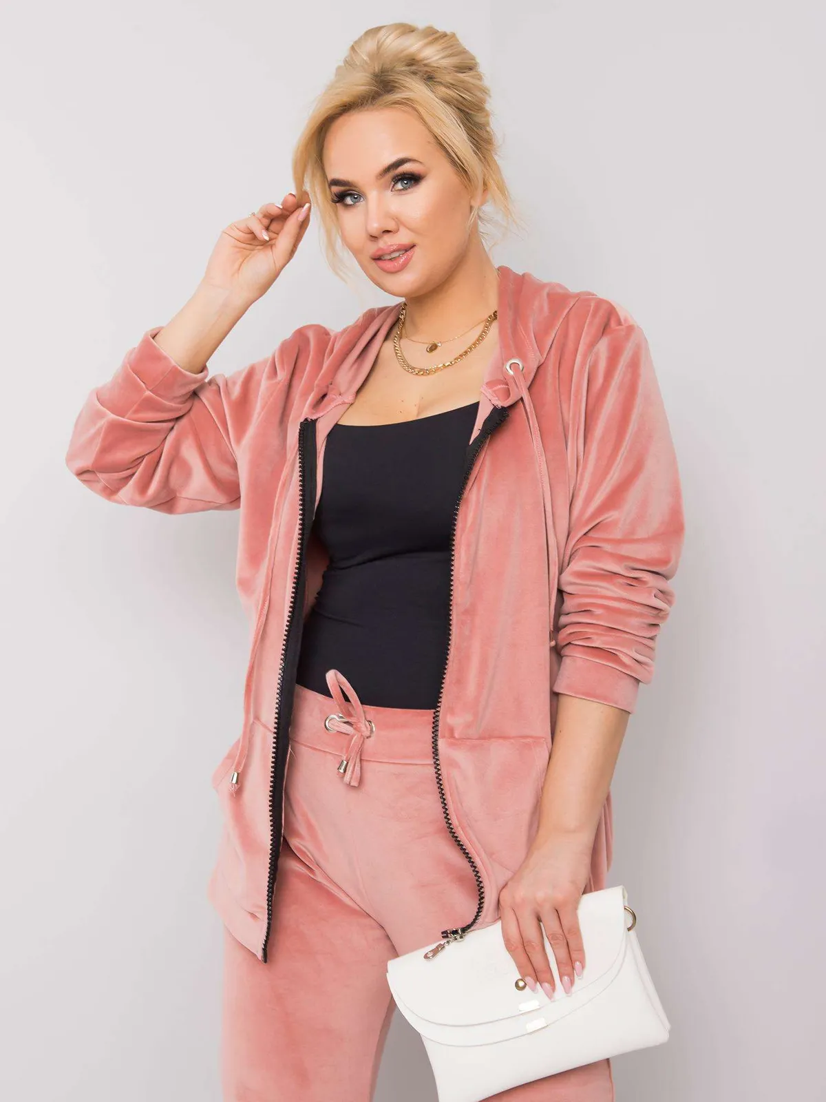 Czarny komplet welurowy plus size - zdjęcie 4
