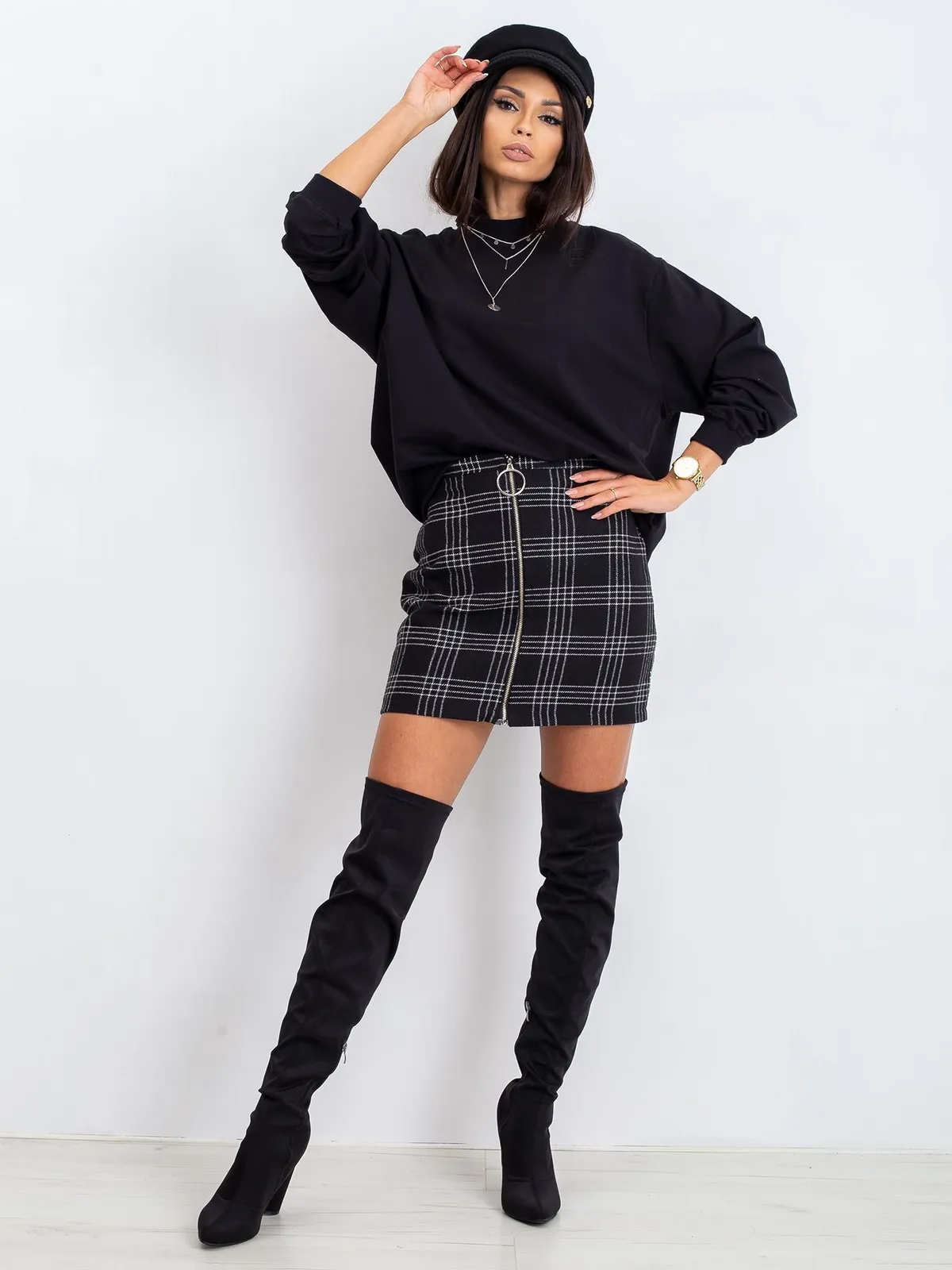 Czarna bawełniana bluza basic - zdjęcie 4