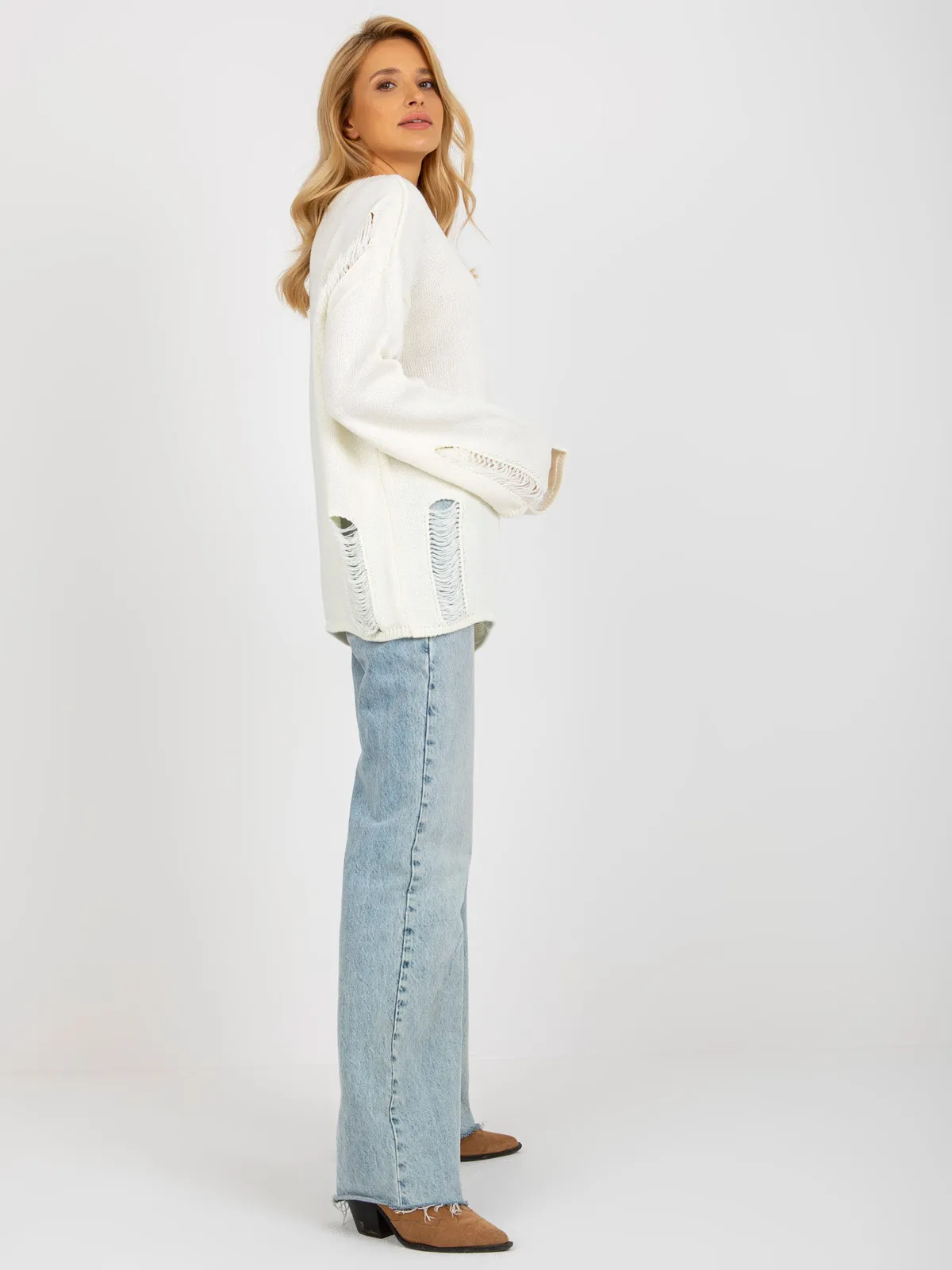 Ecru sweter oversize z szerokim rękawem i dziurami - zdjęcie 5
