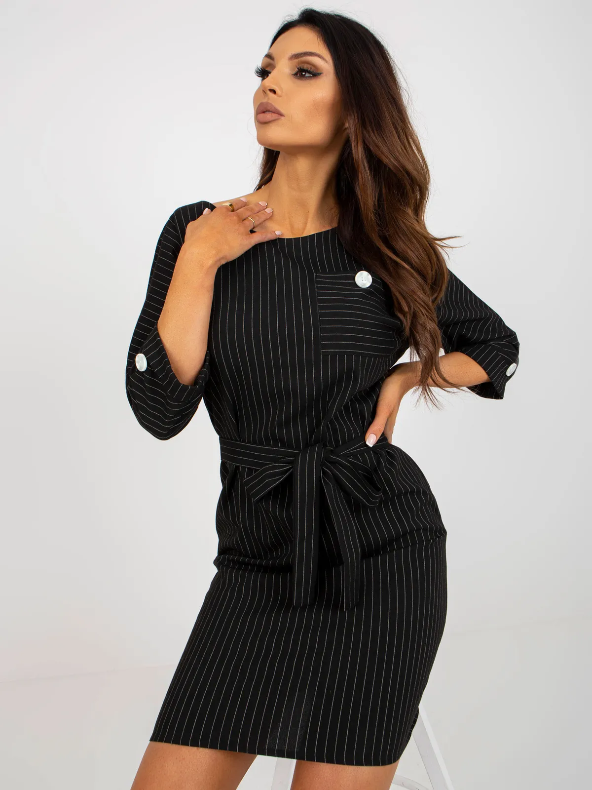 Szara ołówkowa sukienka plus size w paski z rękawem 3/4 - zdjęcie 4