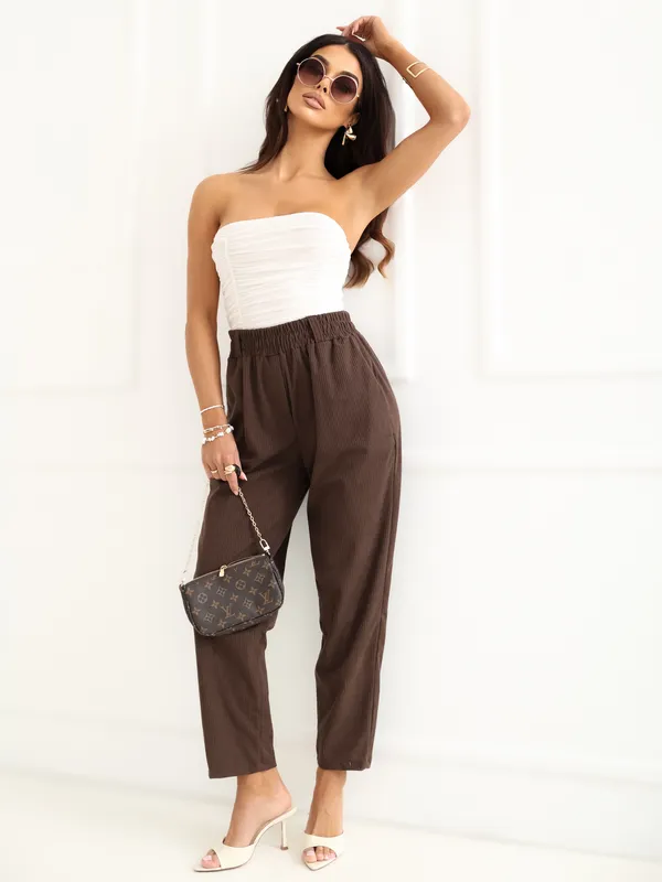 Wygodne spodnie typu cygaretki z wysokim stanem