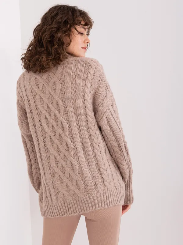 Jasnobeżowy sweter z warkoczami o luźnym kroju
