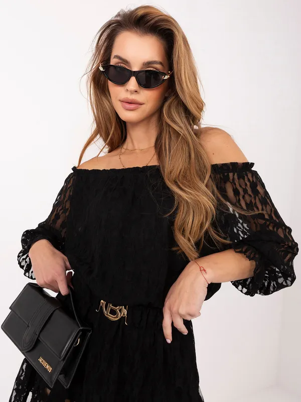 Zwiewny kombinezon z odkrytymi ramionami i paskiem - widok 2