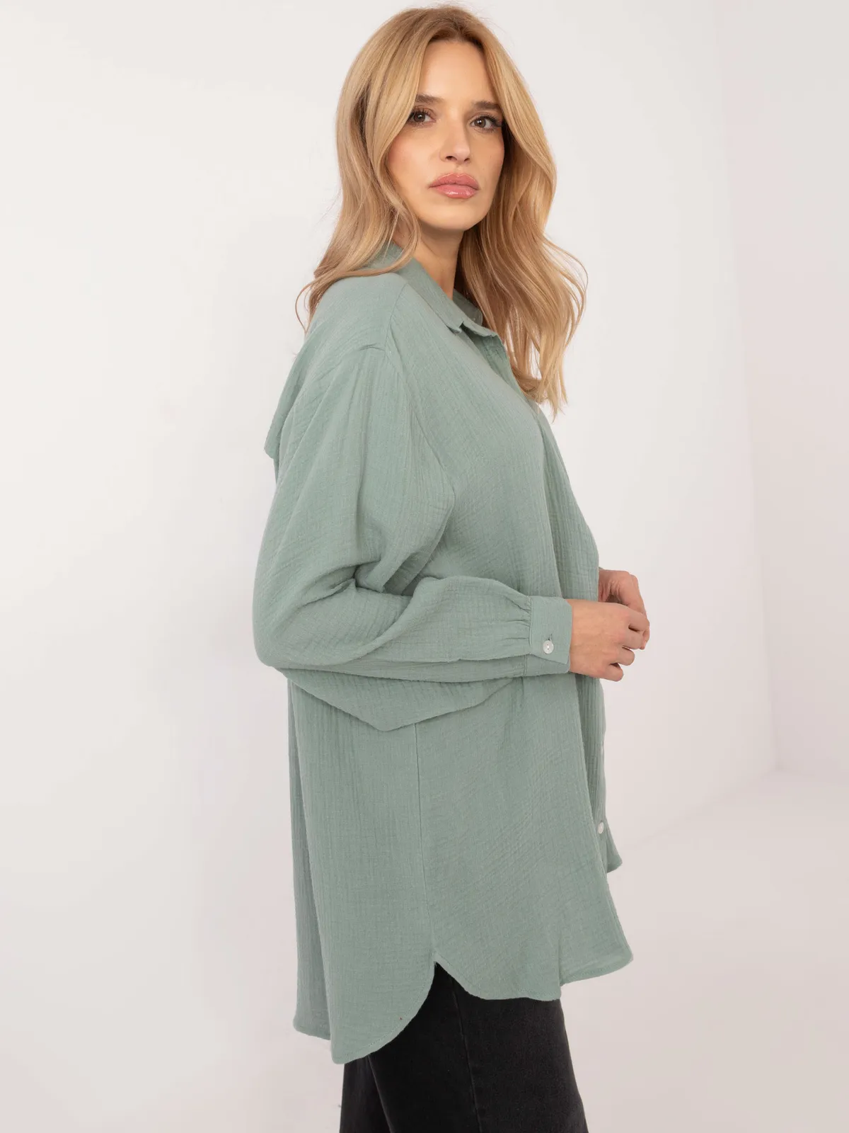 Luźna koszula oversize o kroju boyfriend - zdjęcie 5