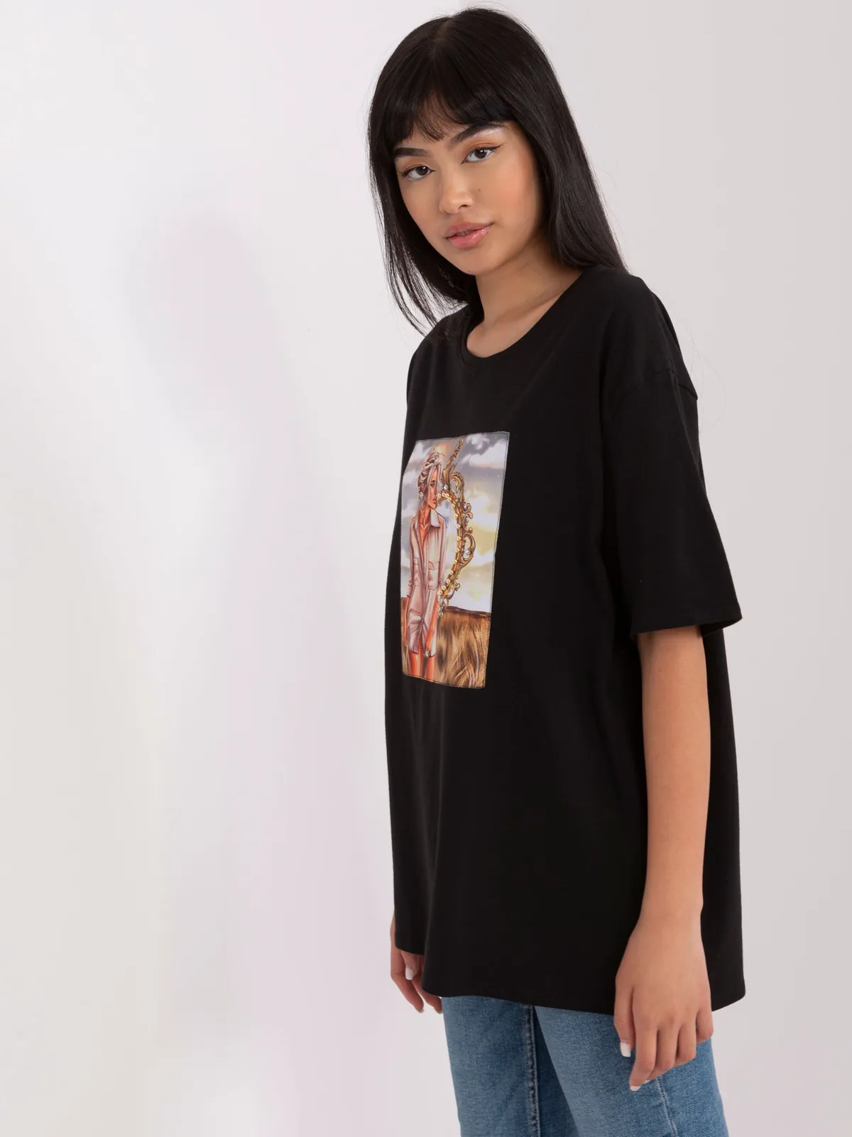 Czarny t-shirt z nadrukiem i aplikacją - zdjęcie 3