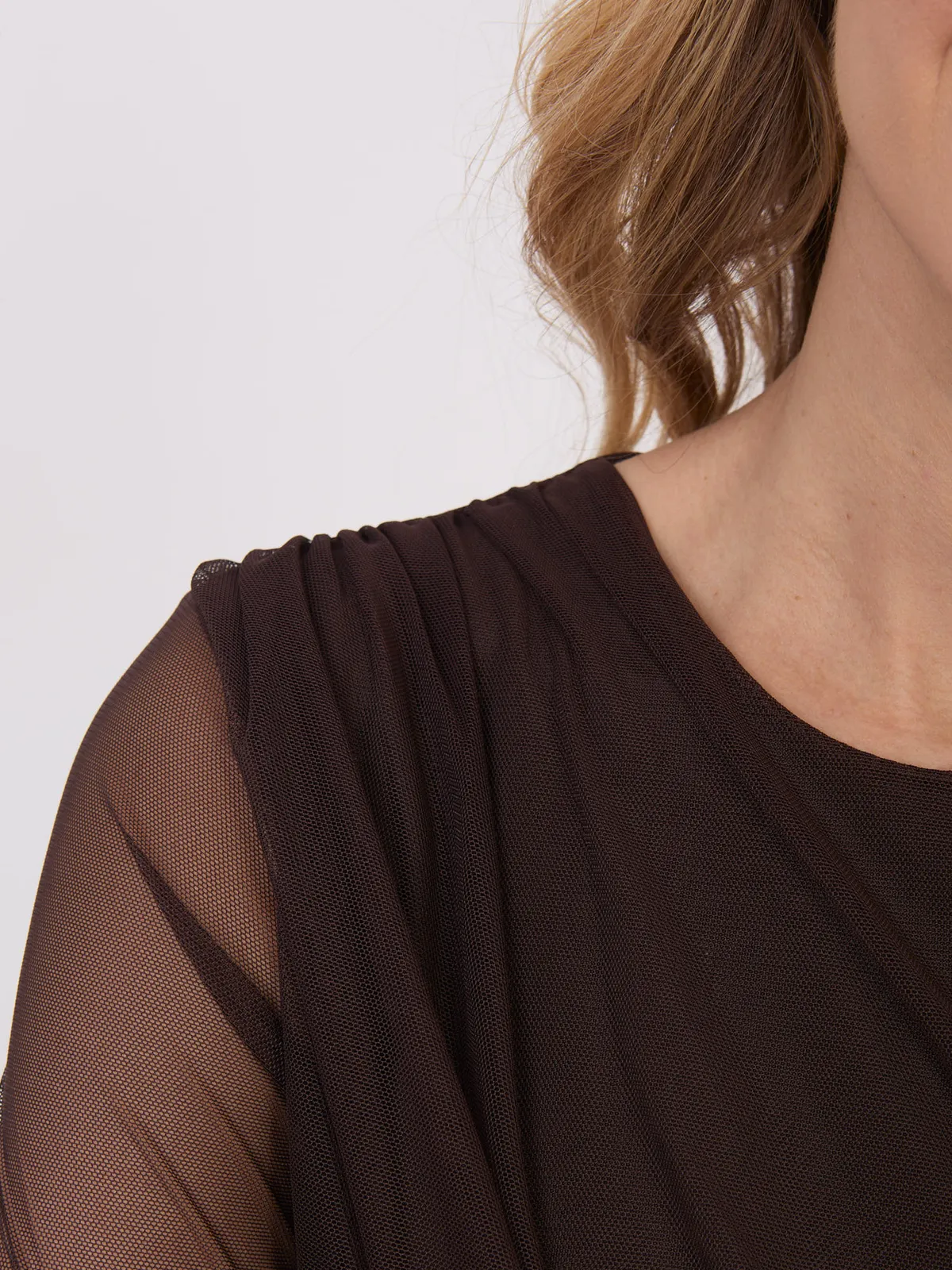 Dopasowana bluzka z marszczeniami i transparentnymi rękawami - zdjęcie 1