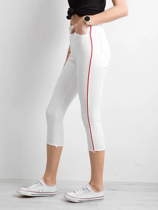 Jeansy skinny z czerwonym lampasem białe