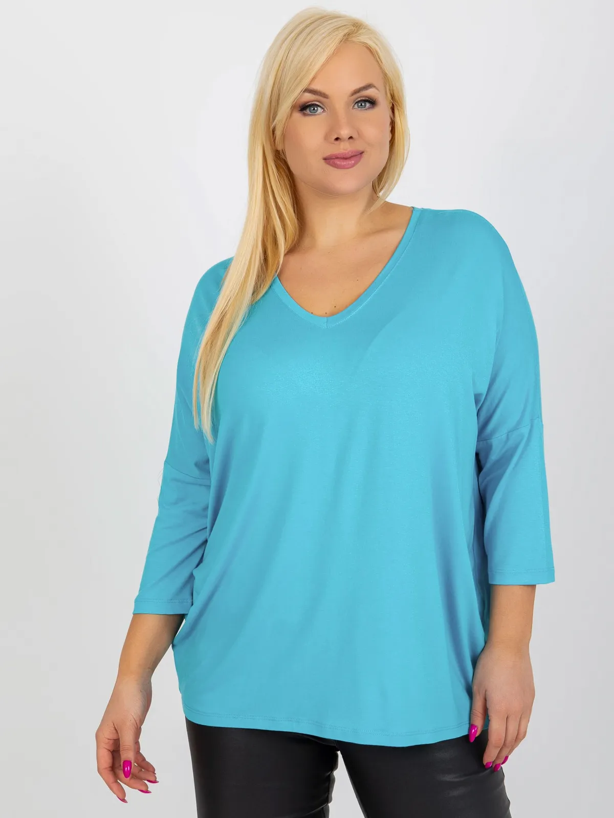 Biała codzienna bluzka plus size z dekoltem w serek - zdjęcie 4