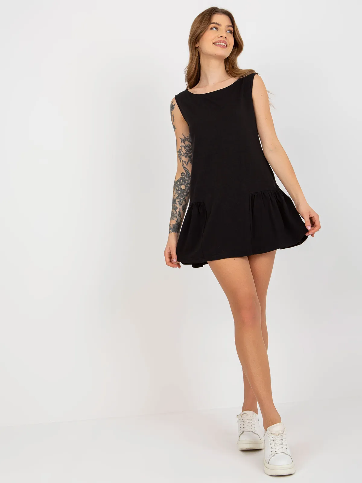 Zielona mini rozkloszowana sukienka basic z falbaną - zdjęcie 2