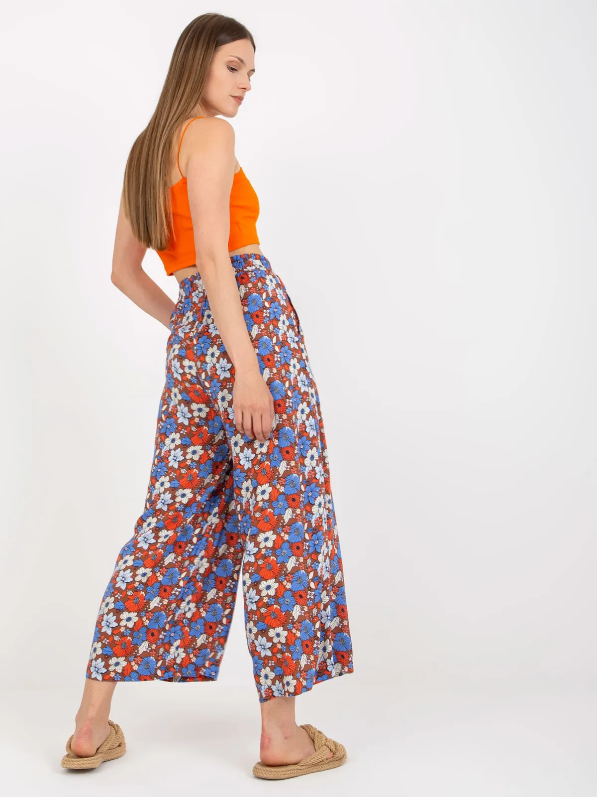 Wygodne spodnie typu culotte w kwiatowy wzór - zdjęcie 1