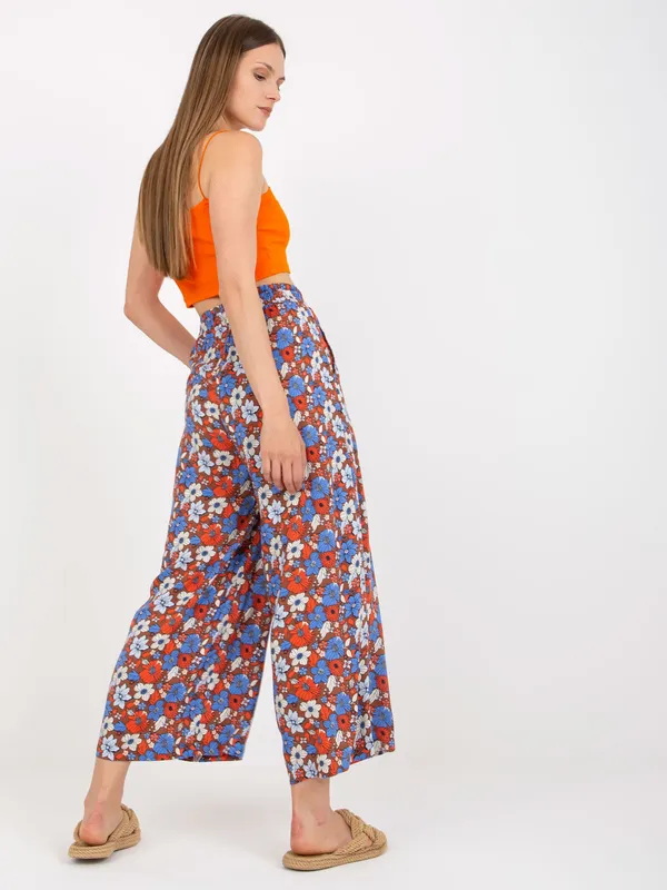 Wygodne spodnie typu culotte w kwiatowy wzór