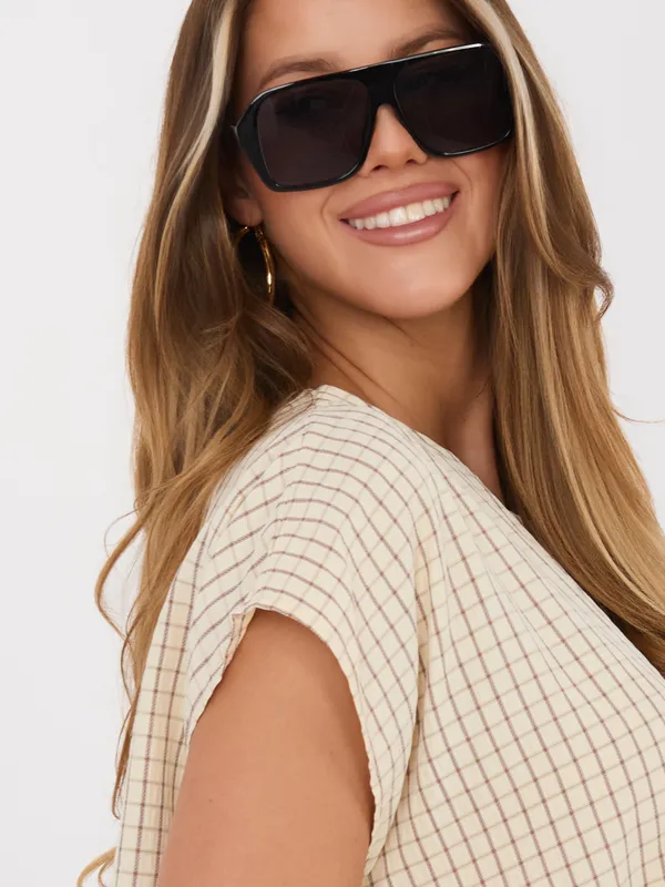 Zwiewna bluzka z falbaną w kratkę - widok 2