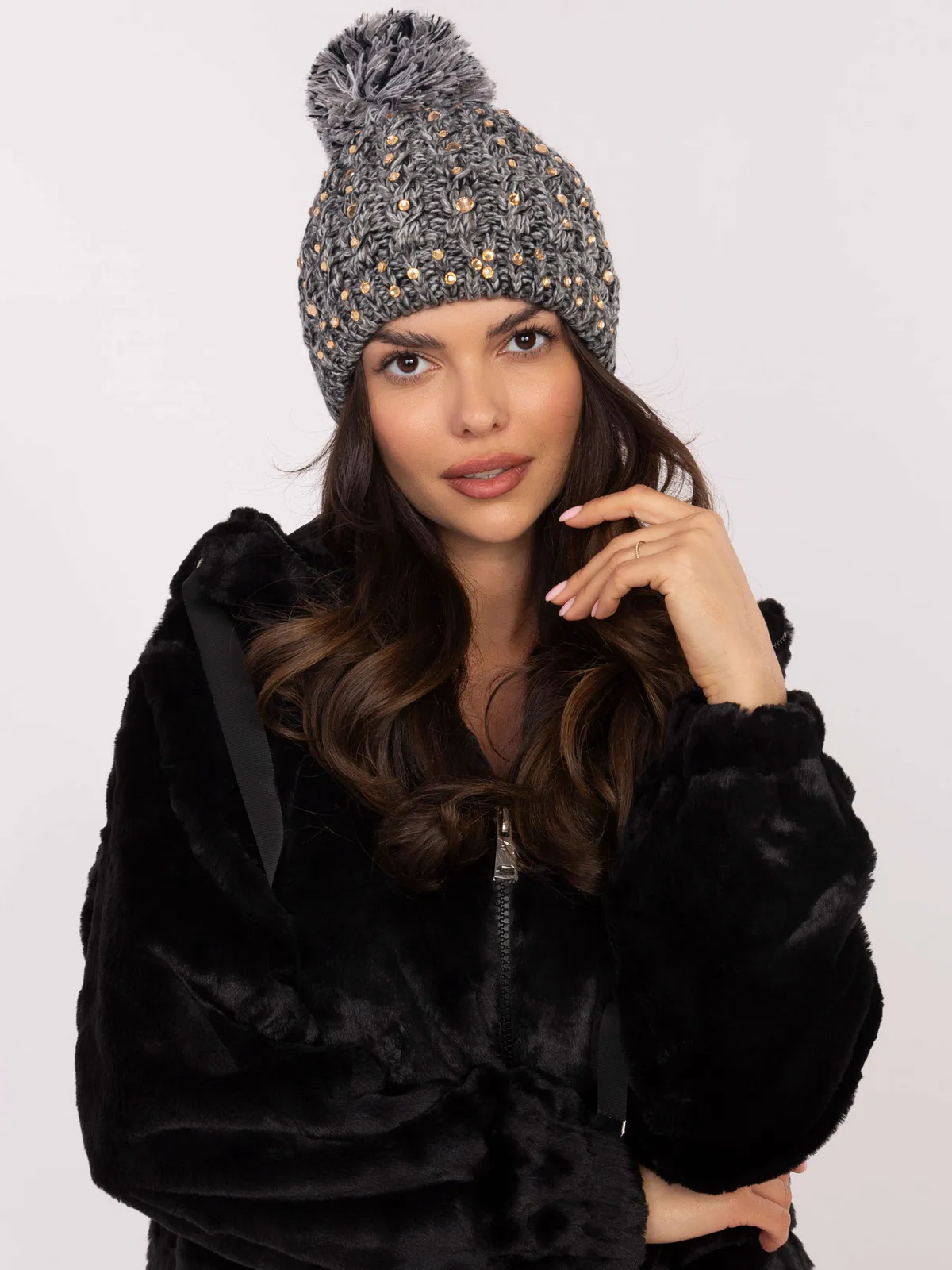 Zimowa czapka z pomponem i zdobnymi dżetami - zdjęcie 1