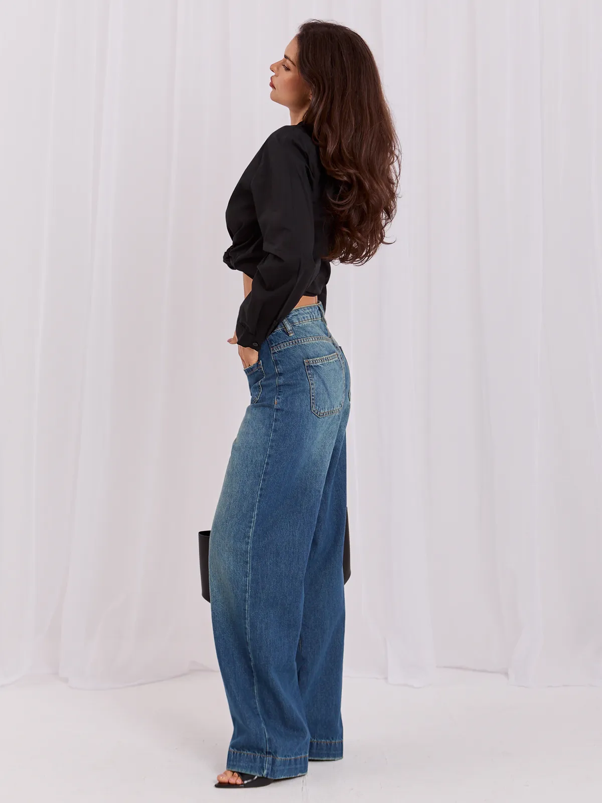 Spodnie jeansowe o kroju wide leg z kieszeniami - zdjęcie 7