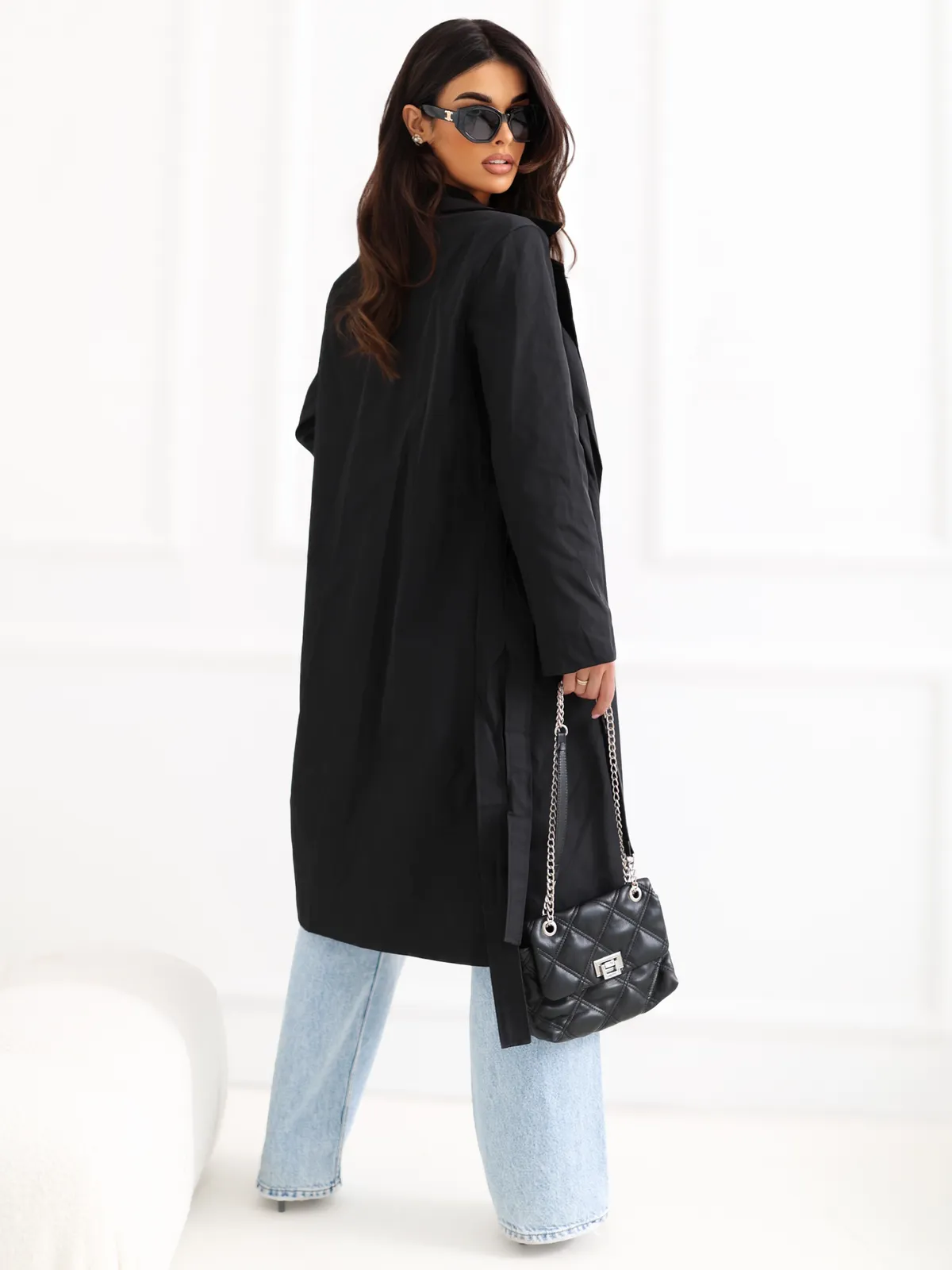 Klasyczny płaszcz dwurzędowy z wiązanym paskiem - zdjęcie 1