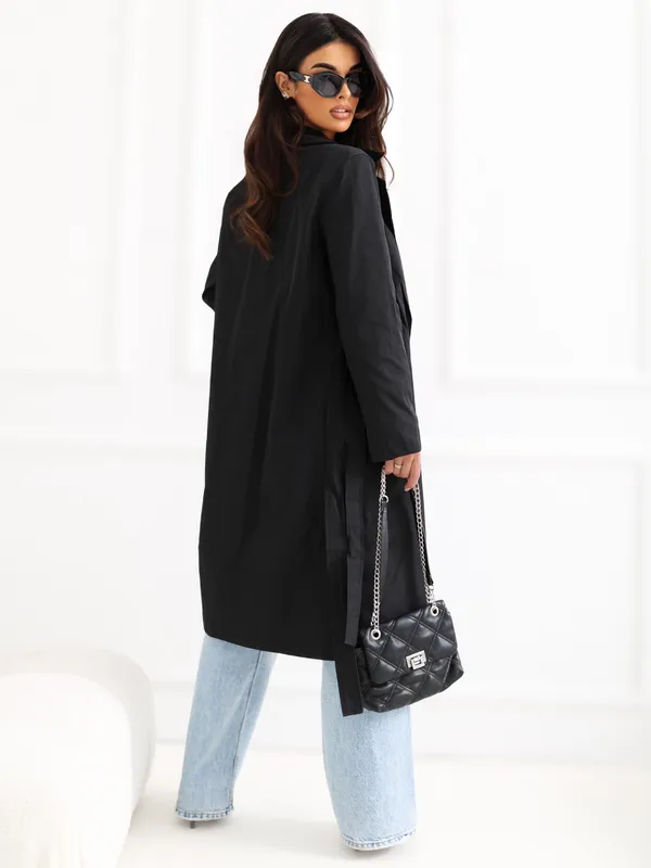 Klasyczny płaszcz dwurzędowy z wiązanym paskiem