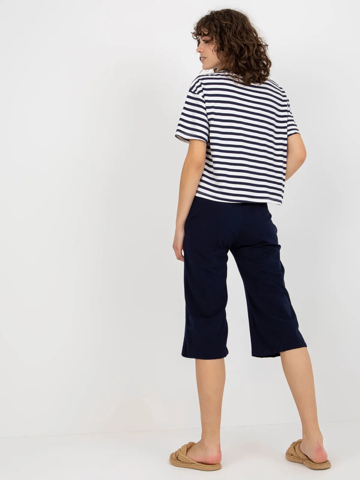 Granatowo-biały letni komplet basic z t-shirtem w paski - zdjęcie 1