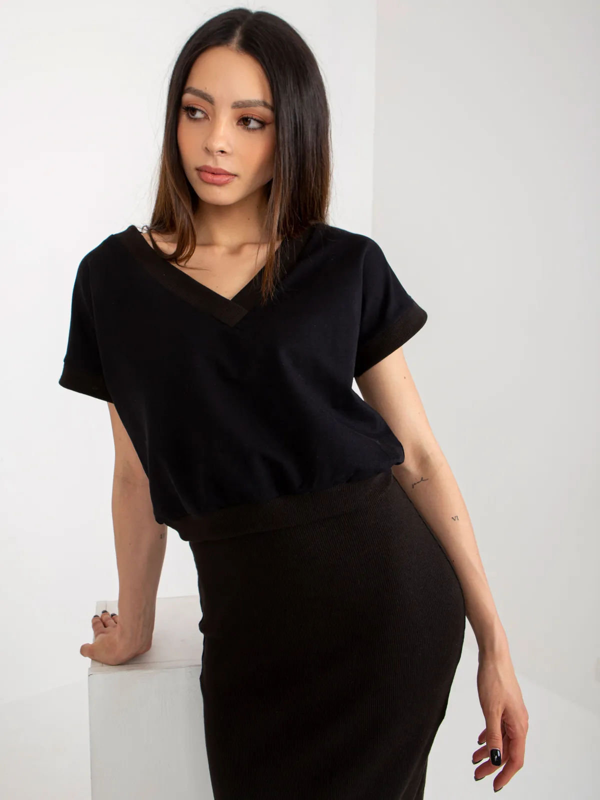Czarny komplet basic z krótką bluzką RUE PARIS - zdjęcie 3