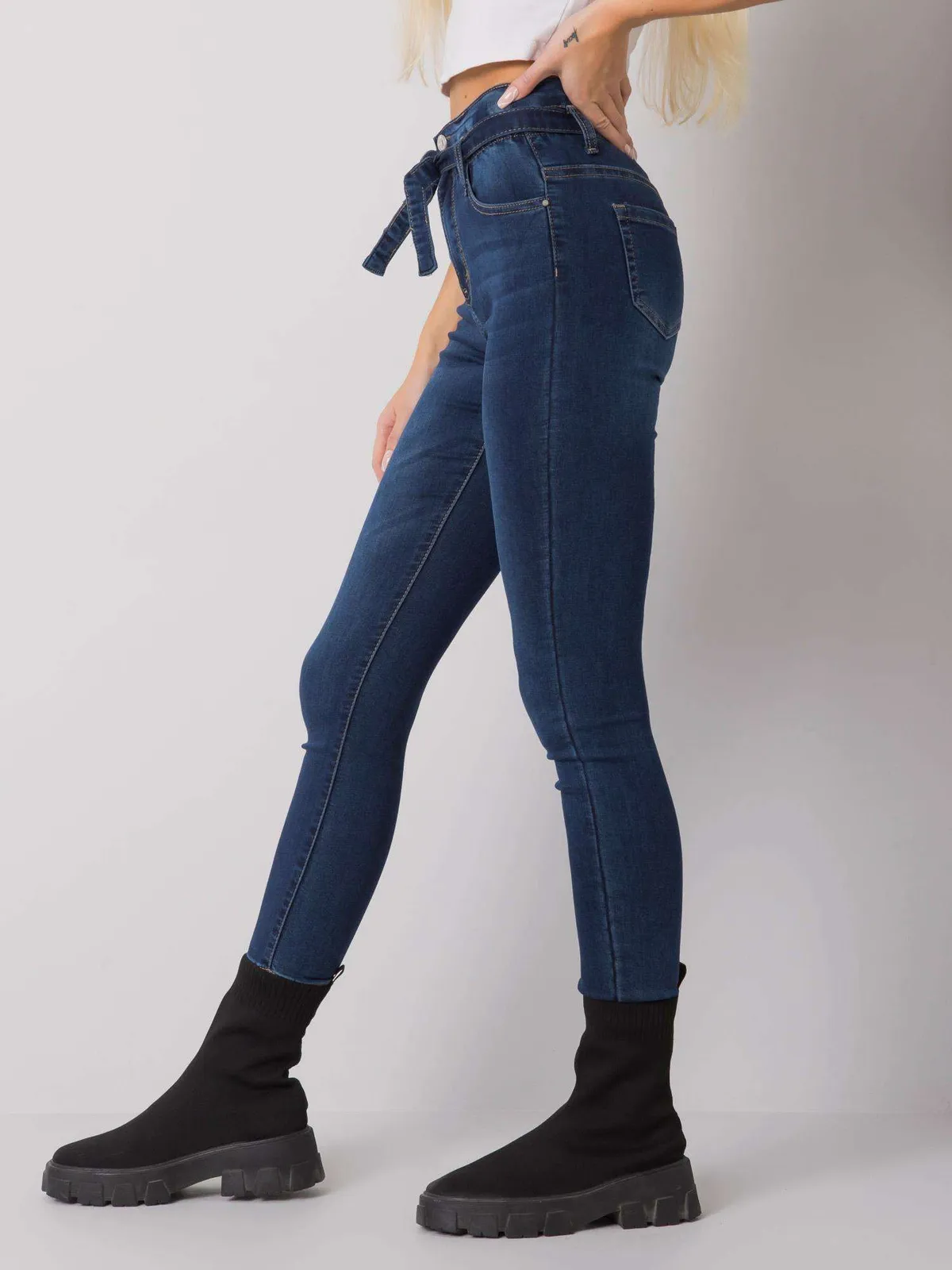 Niebieskie jeansy slim fit z paskiem - zdjęcie 4